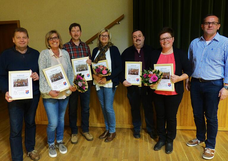 Die Tanzgruppe „Daanzgesindel“ der DJK Wegfurt feiert in diesem Jahr ihr 40-jähriges Bestehen. Die Gründungsmitglieder, welche auch nach 40 Jahren in der Tanzformation aktiv dabei sind, wurden vom Vorsitzenden Klaus Kleinhenz (rechts) mit einer besonderen Ehrung bedacht. Von links: Hubert Scheuring, Annette Scheuring, Michael Orschel, Marika Griebel, Andreas Griebel, Bettina Manger. Die Tanzgruppe „Daanzgesindel“ der DJK Wegfurt feiert in diesem Jahr ihr 40-jähriges Bestehen. Die Gründungsmitglieder, welche auch nach 40 Jahren in der Tanzformation aktiv dabei sind, wurden vom Vorsitzenden Klaus Kleinhenz (rechts) mit einer besonderen Ehrung bedacht. Von links: Hubert Scheuring, Annette Scheuring, Michael Orschel, Marika Griebel, Andreas Griebel, Bettina Manger.