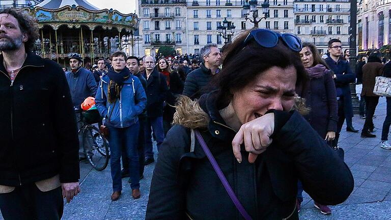 TOPSHOT-FRANCE-FIRE-NOTRE DAME       -  Das Entsetzen über die Zerstörung von Notre-Dame ist groß. Am Montagabend schauten viele Menschen in Paris fassungslos zu, wie die Kathedrale brannte.
