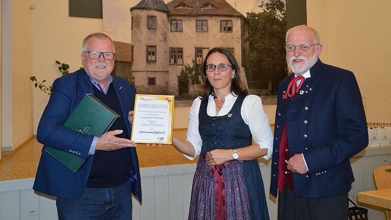 Für seine Herzensangelegenheit 'Volksmusik' bekam der BR-Moderator Eberhard Schellenberger (links) bei der Jahreshauptversammlung der Arbeitsgemeinschaft Fränkische Volksmusik, Bezirk Unterfranken, in Urspringen die Ehrenmitgliedschaft  verliehen. Ferner im Bild: Inka Pfister und Reinhard Hüßner.