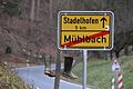 An einem Holzpflock neben dem Ortsschild hängt in Mühlbach ein Paar Gummistiefel. Sie sind ein Symbol für den Protest gegen die geplanten Subventionskürzungen.&nbsp;