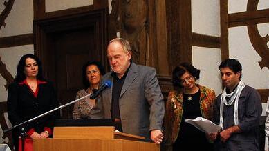 Sie blickten zurück und in die Zukunft: Ewald Oster (Landsmannschaft Deutsche aus Russland), Olga Baluyev (Evangelischer Frauenbund), die Vorsitzende Ayfer Fuchs (IBF), Stadtrat Adolf Schön, Stadträtin Sorya Lippert, Ali Musa Tas (Alevitische Gemeinde) und die stellvertretende Vorsitzende Lubow Hurlebaus (Team Freundschaft). Sie blickten zurück und in die Zukunft: Ewald Oster (Landsmannschaft Deutsche aus Russland), Olga Baluyev (Evangelischer Frauenbund), die Vorsitzende Ayfer Fuchs (IBF), Stadtrat Adolf Schön, Stadträtin Sorya Lippert, Ali Musa Tas (Alevitische Gemeinde) und die stellvertretende Vorsitzende Lubow Hurlebaus (Team Freundschaft).
