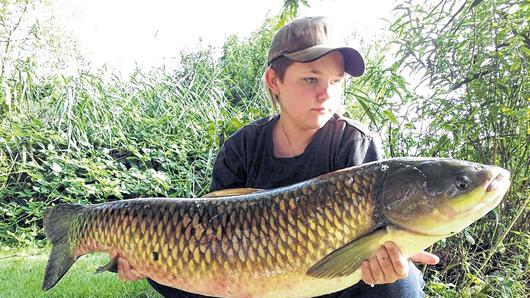 Dicker Fisch: Vanessa Chaluka hat einen kapitalen Graskarpfen aus dem Kleidersee gezogen.