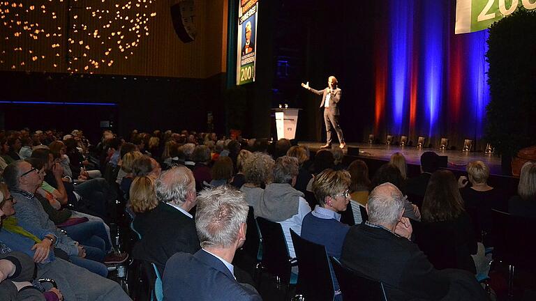 Die Lohrer Stadthalle war voll besetzt. Richard David Precht referierte frei redend eineinhalb Stunden lang. Die Lohrer Stadthalle war voll besetzt. Richard David Precht referierte frei redend eineinhalb Stunden lang.