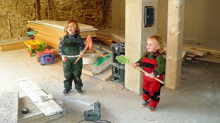 Sind mit Feuereifer bei der Sache: Der dreijährige Johan (links) und sein jüngerer Bruder Gustav (2 Jahre).