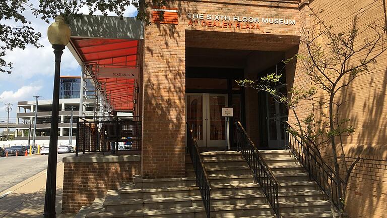 Eingang zum Museum 'The Sixth Floor' in Dallas.