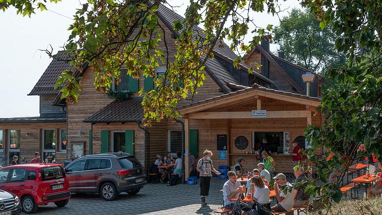 Die Sommersaison auf den Rhöner Berghütten lief den Umständen entsprechend gut - der Lockdown light ist für die meisten trotzdem dramatisch. Die Thüringer Hütte zum Beispiel war im September gut besucht. Die Sommersaison auf den Rhöner Berghütten lief den Umständen entsprechend gut - der Lockdown light ist für die meisten trotzdem dramatisch. Die Thüringer Hütte zum Beispiel war im September gut besucht.