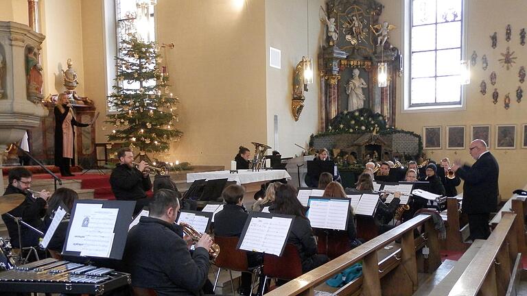 Das Weihnachtskonzert gehört zur Oberlaudaer Dorfweihnacht. Die Musikkapellen aus Oberlauda und Messelhausen und der Kirchenchor Oberlauda hatten ein ansprechendes Programm zusammengestellt. Das Weihnachtskonzert gehört zur Oberlaudaer Dorfweihnacht. Die Musikkapellen aus Oberlauda und Messelhausen und der Kirchenchor Oberlauda hatten ein ansprechendes Programm zusammengestellt. 