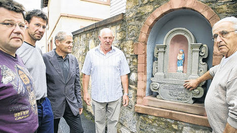 Neues Schmuckstück in Erlabrunn: Karl Muth (rechts) restaurierte den Bildstock und die Muttergottes-Figur. Dabei halfen ihm (von links) Jürgen Ködel, Marco Ködel – dazwischen Bürgermeister Günter Muth – und Gerd Hessenauer. Neues Schmuckstück in Erlabrunn: Karl Muth (rechts) restaurierte den Bildstock und die Muttergottes-Figur. Dabei halfen ihm (von links) Jürgen Ködel, Marco Ködel – dazwischen Bürgermeister Günter Muth – und Gerd Hessenauer.
