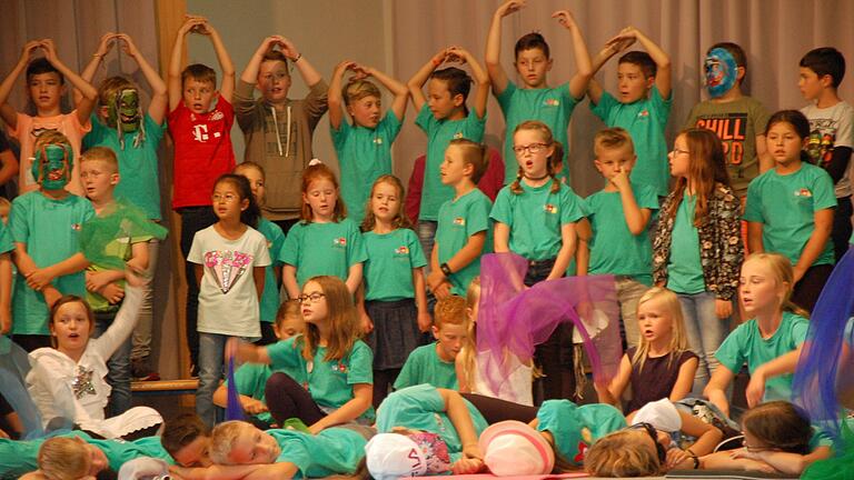 Die im Musical gestellte Frage „Die Schule ist aus, wie hält man das aus ...“ müssen sich nach dem Ende des Schuljahrs auch die aus dem aktiven Dienst scheidenden Grundschullehrerinnen Ruth Wagner, Margit Zirker und Helga Weiß stellen, während sich Schulleiterin Carolin Arand noch auf viele aktive Dienstjahre freute. Die im Musical gestellte Frage „Die Schule ist aus, wie hält man das aus ...“ müssen sich nach dem Ende des Schuljahrs auch die aus dem aktiven Dienst scheidenden Grundschullehrerinnen Ruth Wagner, Margit Zirker und Helga Weiß stellen, während sich Schulleiterin Carolin Arand noch auf viele aktive Dienstjahre freute.