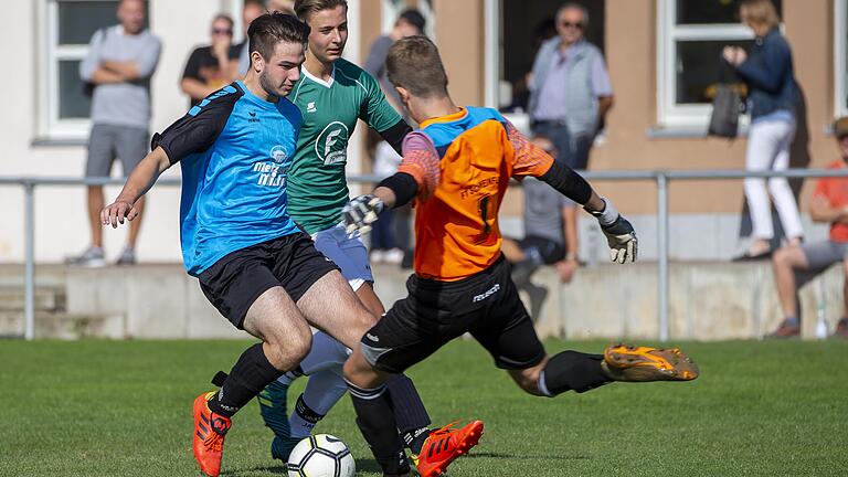 Zu spät: Jens Stürmer (Bildmitte) kommt im Duell mit Justin Thiergärtner (links) und Torwart Kevin Schäfer (rechts) von den FT Schweinfurt nicht an den Ball. Zu spät: Jens Stürmer (Bildmitte) kommt im Duell mit Justin Thiergärtner (links) und Torwart Kevin Schäfer (rechts) von den FT Schweinfurt nicht an den Ball.
