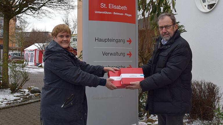 95 Wertgutscheine der Pflegedank-Stiftung von Winfried Wiendl (rechts) nahm Heike Kromer (links), Leiterin des BRK-Seniorenheim St. Elisabeth in Schweinfurt, für ihre Pflegekräfte entgegen. 95 Wertgutscheine der Pflegedank-Stiftung von Winfried Wiendl (rechts) nahm Heike Kromer (links), Leiterin des BRK-Seniorenheim St. Elisabeth in Schweinfurt, für ihre Pflegekräfte entgegen.