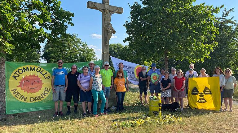 Atomkraftgegnerinnen und -gegner aus der Region Schweinfurt protestierten jüngst gegen weitere Atommülltransporte nach Grafenrheinfeld. Atomkraftgegnerinnen und -gegner aus der Region Schweinfurt protestierten jüngst gegen weitere Atommülltransporte nach Grafenrheinfeld.