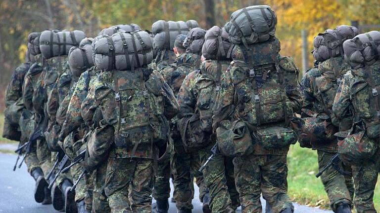 Um den Einsatz von Soldaten im Inneren gibt es seit Jahren Streit.jpeg - Wer als Soldat Wehrdienst geleistet hat, kann sich diese Zeit für die Rente anrechnen lassen. Um den Einsatz von Soldaten im Inneren gibt es seit Jahren Streit.jpeg - Wer als Soldat Wehrdienst geleistet hat, kann sich diese Zeit für die Rente anrechnen lassen.