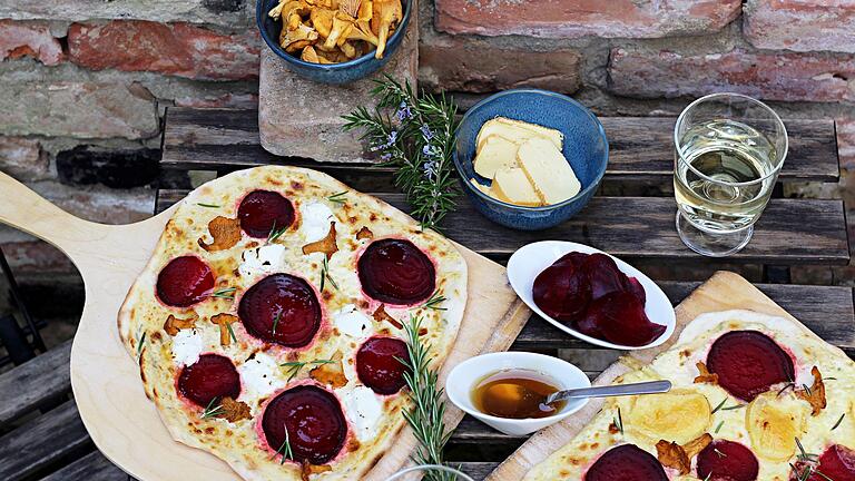 Flammkuchen mit Roter Bete und Pfifferlingen - Pfifferlinge passen auch gut zu Roter Bete, wie auf einem Flammkuchen. Flammkuchen mit Roter Bete und Pfifferlingen - Pfifferlinge passen auch gut zu Roter Bete, wie auf einem Flammkuchen.