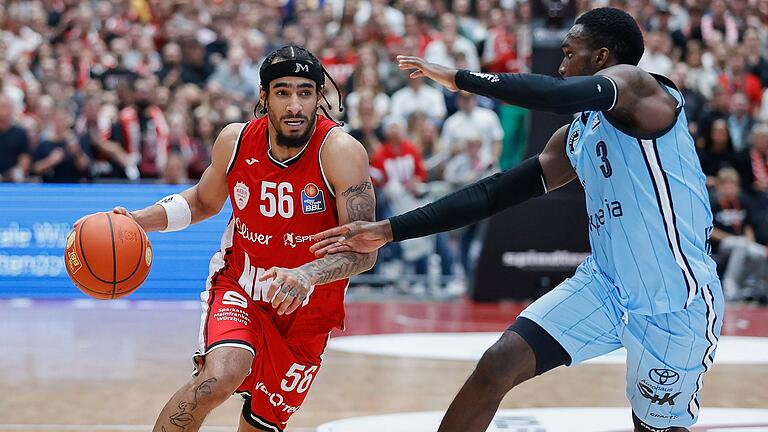 Jhivvan Jackson (links) auf dem Weg zum Korb: Der Puerto-Ricaner in Diensten der Würzburg Baskets nutzt sein Tempo, um trotz fehlender Körpergröße dort hochprozentig abschließen zu können. Jhivvan Jackson (links) auf dem Weg zum Korb: Der Puerto-Ricaner in Diensten der Würzburg Baskets nutzt sein Tempo, um trotz fehlender Körpergröße dort hochprozentig abschließen zu können.