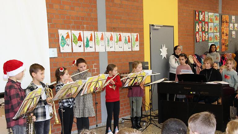 Auch die Bläserklasse, die auf unterschiedlichen Instrumenten spielte, fand viel Anklang beim Publikum. - Auch die Bläserklasse, die auf unterschiedlichen Instrumenten spielte, fand viel Anklang beim Publikum. Auch die Bläserklasse, die auf unterschiedlichen Instrumenten spielte, fand viel Anklang beim Publikum. - Auch die Bläserklasse, die auf unterschiedlichen Instrumenten spielte, fand viel Anklang beim Publikum.