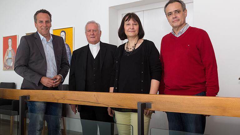 Im September geht Bischof Friedhelm Hofmann in Ruhestand. Am Freitag (11.08.17) treffen sich die Main-Post Redakteure Christine Jeske, Ludwig Sanhüter (roter Pulli) und Achim Muth mit dem Geistlichen im Bischofshaus in Würzburg zum Bilanz-Interview. Im September geht Bischof Friedhelm Hofmann in Ruhestand. Am Freitag (11.08.17) treffen sich die Main-Post Redakteure Christine Jeske, Ludwig Sanhüter (roter Pulli) und Achim Muth mit dem Geistlichen im Bischofshaus in Würzburg zum Bilanz-Interview.