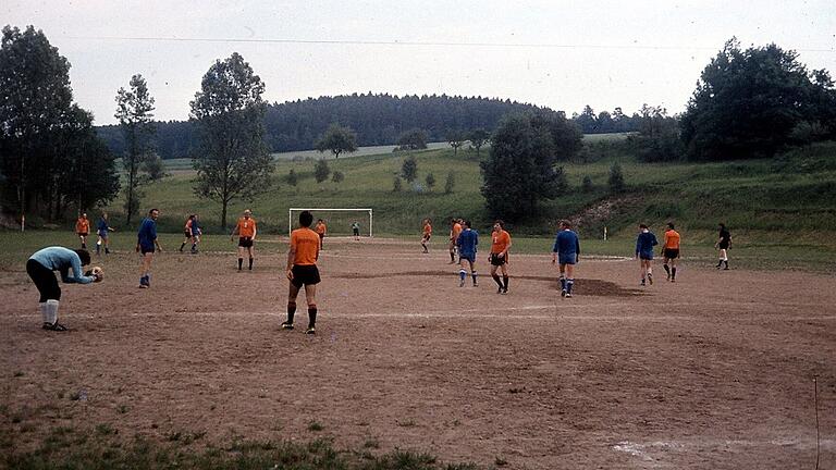 Der VfR Hermannsberg-Breitbrunn beim Heimspiel. In den 1970-er und 80-er Jahren spielten die Mannschaften noch auf wenigen Rasenplätzen, die mit den heutigen vergleichbar wären. Hier ein Blick auf den damals neuen Platz des VfR.