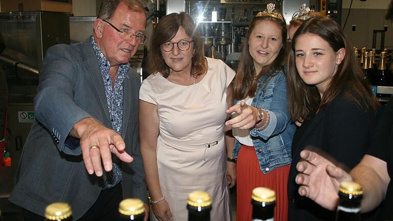 Für Staunen sorgt die hochmoderne Abfüllanlage in der Sektkellerei Höfer (von links): Bezirkstagspräsident Erwin Dotzel, Bezirksrätin Rosa Behon und die beiden Weinprinzessinnen Eléna Bergmann und Vanessa Wischer.