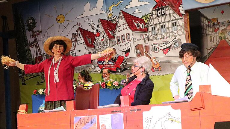 Ein satirisches Highlight: die Bürgerbus-Besatzung mit Alise Haupt, Brigitte Pauthner und Stefan Herbert. Ein satirisches Highlight: die Bürgerbus-Besatzung mit Alise Haupt, Brigitte Pauthner und Stefan Herbert. 