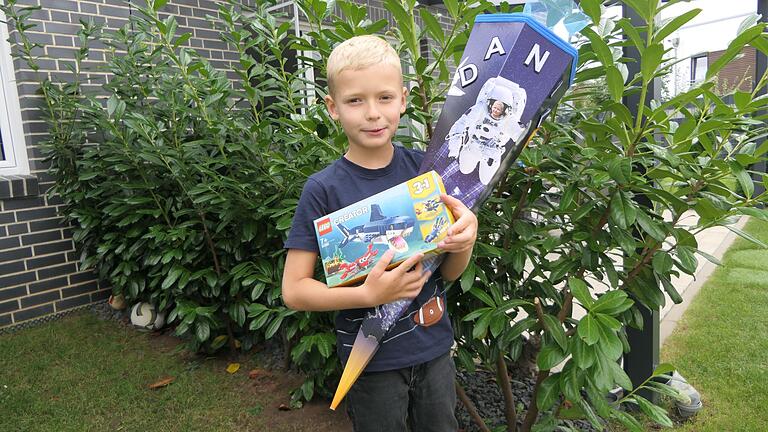 Danil Reifschneider interessiert sich besonders für Raumfahrt. Deswegen hat er eine Schultüte mit Motiven aus dem All bekommen. Danil Reifschneider interessiert sich besonders für Raumfahrt. Deswegen hat er eine Schultüte mit Motiven aus dem All bekommen.