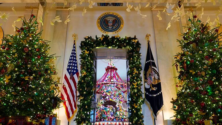 Weißes Haus in Washington weihnachtlich geschmückt - 83 Tannenbäume, 165.075 Lichter und Tausende Christbaumkugeln gehören zur Weihnachtsdeko im Weißen Haus. Weißes Haus in Washington weihnachtlich geschmückt - 83 Tannenbäume, 165.075 Lichter und Tausende Christbaumkugeln gehören zur Weihnachtsdeko im Weißen Haus.