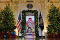 Weißes Haus in Washington weihnachtlich geschmückt       -  83 Tannenbäume, 165.075 Lichter und Tausende Christbaumkugeln gehören zur Weihnachtsdeko im Weißen Haus.