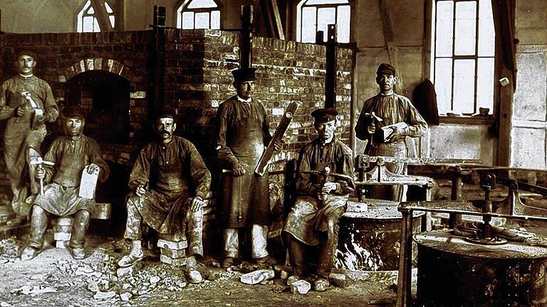 Glasofenbau früher: Unternehmensgründer Nikolaus Sorg (Dritter von rechts) legte 1872 im Thüringer Wald den Grundstock für die seit 1949 in Lohr beheimatete und heute weltweit agierende Sorg-Gruppe.