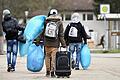 Flüchtlingsunterkunft       -  Ankunft in Deutschland: Flüchtlinge tragen in Heidelberg in einer Flüchtlingsunterkunft ihr Gepäck zu den Unterkünften. Im Jahr 2015 werden voraussichtlich 450 000 Asylanträge in Deutschland gestellt.