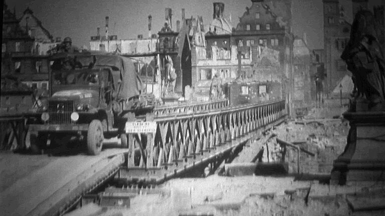 Szene aus der Würzburg-DVD: Teile der zerstörten Alten Mainbrücke ersetzten die US-Soldaten für ihre Transport-Fahrzeuge durch ein Provisorium. Screenshot auw-Media Szene aus der Würzburg-DVD: Teile der zerstörten Alten Mainbrücke ersetzten die US-Soldaten für ihre Transport-Fahrzeuge durch ein Provisorium. Screenshot auw-Media