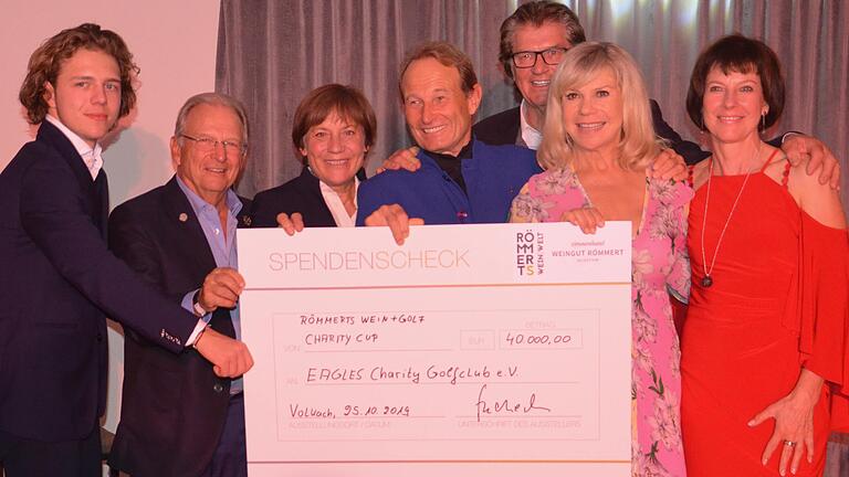 40 000 Euro für einen guten Zweck spendeten Teilnehmer am Römmerts Wein & Golf Charity Cup. Von links: Joel Beckenbauer, Rainer Bach, Rosi Mittermaier, Peter Heidecker, Michael und Marianne Hartl sowie Roswitha Heidecker. 40 000 Euro für einen guten Zweck spendeten Teilnehmer am Römmerts Wein & Golf Charity Cup. Von links: Joel Beckenbauer, Rainer Bach, Rosi Mittermaier, Peter Heidecker, Michael und Marianne Hartl sowie Roswitha Heidecker.