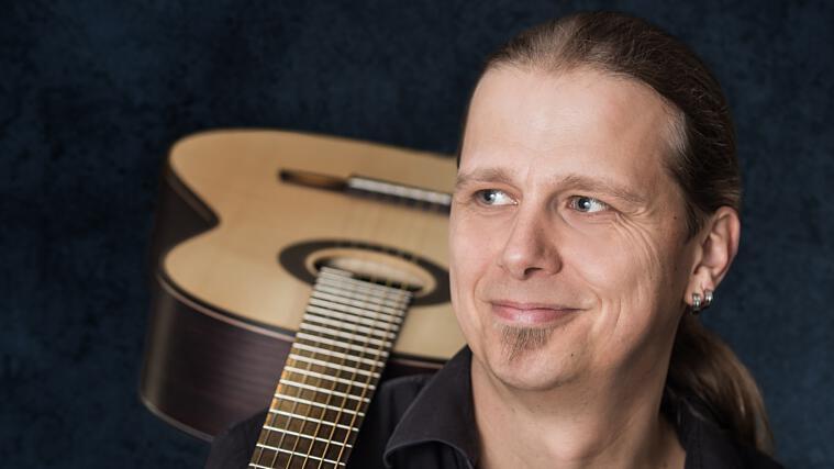 Stefan 'Das Eich' Eichner spielt in Remlingen Reinhard Mey. Stefan 'Das Eich' Eichner spielt in Remlingen Reinhard Mey.