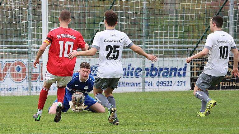 Nicht bei dieser Aktion, wohl aber im Heimspiel gegen Rödelmaier verletzte sich Nils Nigbur (Zweiter von links) schwer. Der Torhüter des FC Sand prallte unglücklich mit Mitspieler Noah Nestmann (Nummer 25) zusammen und musste ins Krankenhaus.