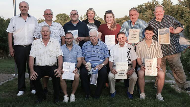 Auf dem Foto (hinten von links): Michael Walter (Bezirksschiedsrichter-Obmann) und Gerd Dluczek (Gruppen-Obmann) gratulierten den Geehrten: Ralf Mack, Elsbeth Krämer, Luisa Behringer, Claus Höpfner und Bernd Geißendörfer; (vorne von links): Erich Troll, Vitali Klein, Wolfgang Knorr, Willi Müller und Tim Höpfner. Auf dem Foto (hinten von links): Michael Walter (Bezirksschiedsrichter-Obmann) und Gerd Dluczek (Gruppen-Obmann) gratulierten den Geehrten: Ralf Mack, Elsbeth Krämer, Luisa Behringer, Claus Höpfner und Bernd Geißendörfer; (vorne von links): Erich Troll, Vitali Klein, Wolfgang Knorr, Willi Müller und Tim Höpfner.