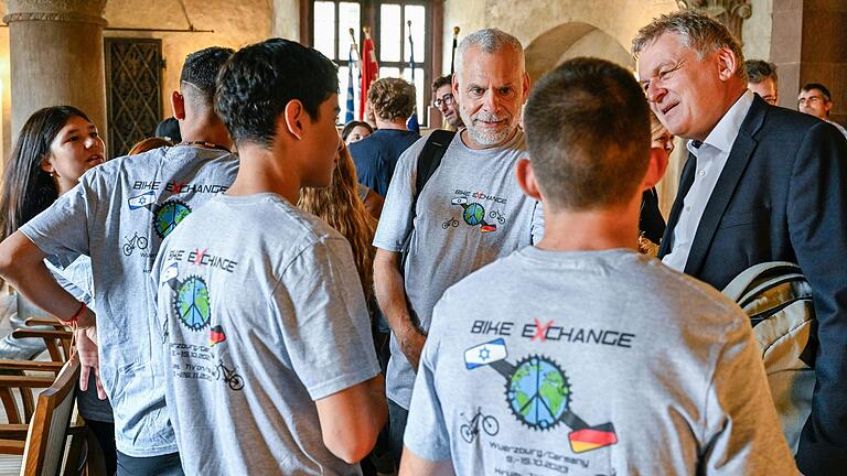 Die israelische Delegation im Austausch mit Markus Erdinger (rechts), stellvertretender Schulleiter des Friedrich-Koenig-Gymnasiums.&nbsp;