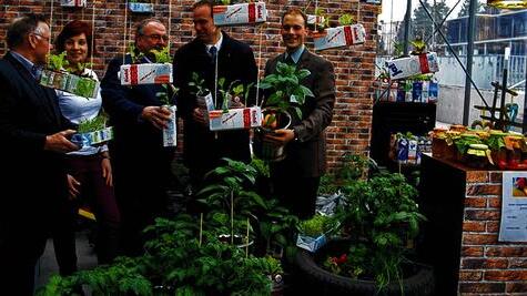 Müllrecycling: Inka Betten (Zweite von links) dienten bei der Ausstellung in der LWG Milch-Tetrapack-Tüten oder Autoreifen als Pflanzschalen.