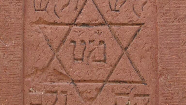 Glücksbringer: An der Synagoge von Urspringen (Lkr. Main-Spessart) hat sich der Chuppa- beziehungsweise Hochzeitsstein erhalten. An ihm wurden rituell Gläser zerschmettert und dazu „Mazel tov“ gewünscht – „viel Glück“. Glücksbringer: An der Synagoge von Urspringen (Lkr. Main-Spessart) hat sich der Chuppa- beziehungsweise Hochzeitsstein erhalten. An ihm wurden rituell Gläser zerschmettert und dazu „Mazel tov“ gewünscht – „viel Glück“.
