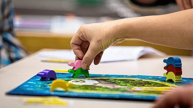 Spielfreunde treffen sich einmal im Monat im Bürgerhaus Rote Schule am Kirchplatz in Ochsenfurt. Die Ochsenfurter Spielebaustelle bietet regelmäßig offene Spieleabende an.PATTY VARASANO