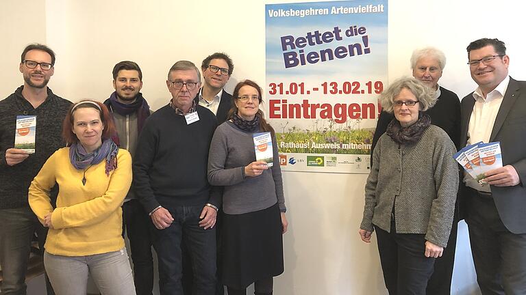 Sie legen sich für die Rettung der Bienen mächtig ins Zeug: Sven Winzenhörlein, Janina Kempf, Patrick Full, Jürgen Schrader, Martin Heilig, Gerda Rösch, Simone Artz, Wolf von Bodisco und Matthias Henneberger (von links)wollen die Menschen in Stadt und Landkreis Würzburg dazu bewegen, für das Volksbegehren 'Rettet die Bienen' zu unterschreiben.