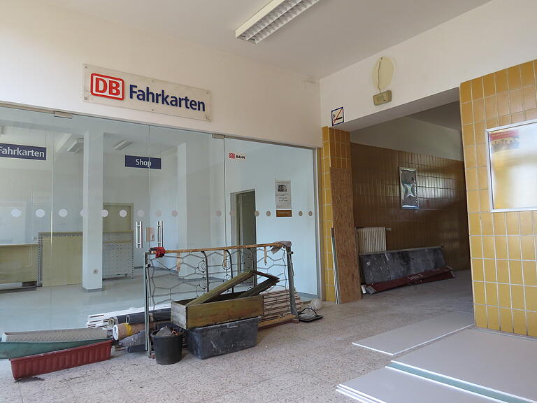 Im Bahnhofsgebäude sieht es nach Baustelle aus, aber Fahrkarten gibt es dort keine mehr zu kaufen. Im Bahnhofsgebäude sieht es nach Baustelle aus, aber Fahrkarten gibt es dort keine mehr zu kaufen.