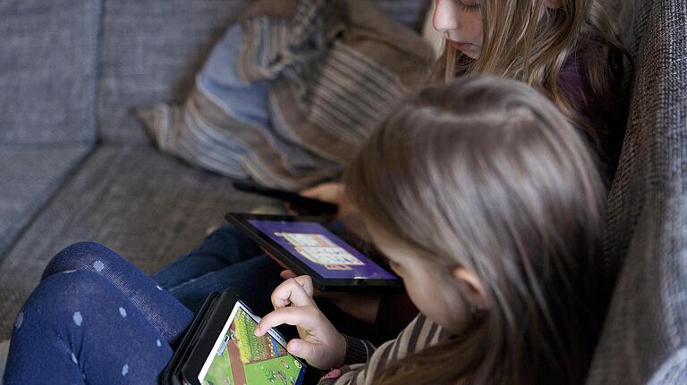 In den meisten Familien gibt es immer wieder Streit um die Frage, wie viel Zeit Kinder mit Handy und Tablet verbringen dürfen.&nbsp;