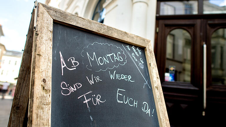 Nach wochenlanger Corona-Pause dürfen Restaurants in Bayern ab kommenden Montag wieder ihre Innenräume öffnen. Allerdings müssen strenge Hygieneregeln beachtet werden. Nach wochenlanger Corona-Pause dürfen Restaurants in Bayern ab kommenden Montag wieder ihre Innenräume öffnen. Allerdings müssen strenge Hygieneregeln beachtet werden.