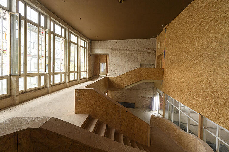 Damit Treppenstufen und Geländer sowie das große Wandgelände vor der Aula nicht beim Umbau beschädigt werden, sind sie mit Holz verschalt worden. Damit Treppenstufen und Geländer sowie das große Wandgelände vor der Aula nicht beim Umbau beschädigt werden, sind sie mit Holz verschalt worden.
