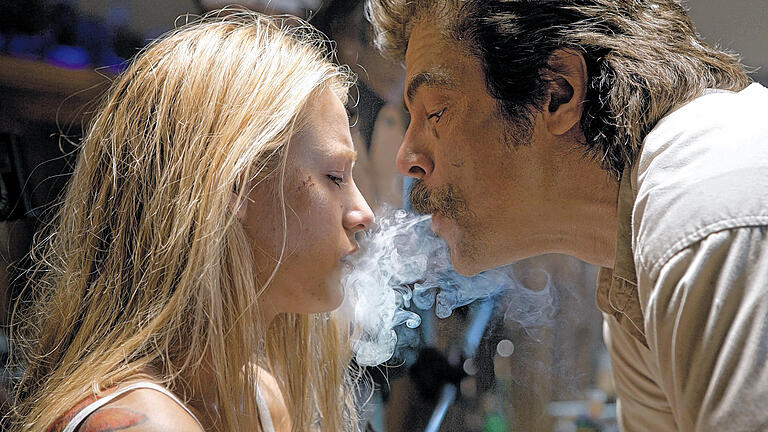 Düsterer Thriller: Blake Lively und Benicio del Toro in dem Drogendrama „Savages“. Düsterer Thriller: Blake Lively und Benicio del Toro in dem Drogendrama „Savages“.