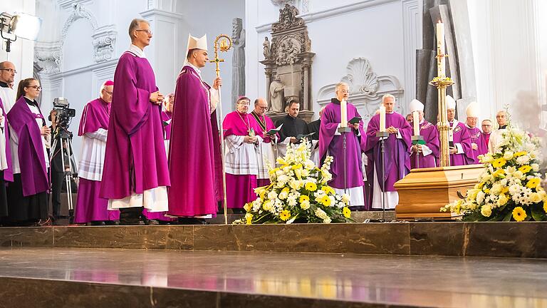 Unter großer Anteilnahme der Gläubigen ist am Samstag Bischof em. Paul-Werner Scheele nach einem Requiem im Kiliansdom in der Krypta beigesetzt worden.