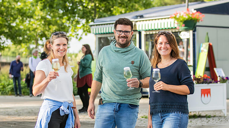Zahlreiche Besucher beim Auftakt am Donnerstag (11.06.20) des StadtSchoppen´s  in Kitzingen. Dieses Jahr aufgrund der Corona-Vorschriften nicht auf der alten Mainbrücke, sondern am herrlichen Stadtbalkon direkt am Main/Gartenschaugelände.