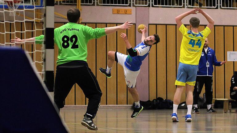 Manchmal zu ungenau: MHV-Rechtsaußen Manuel Schmitt (am Ball) erzielte im Derby gegen Volkach zwar sechs Treffer, vergab aber auch viele Chancen. Sein Gegenspieler Oliver Müller (rechts) hat hier keine Chance mehr, einzugreifen. Manchmal zu ungenau: MHV-Rechtsaußen Manuel Schmitt (am Ball) erzielte im Derby gegen Volkach zwar sechs Treffer, vergab aber auch viele Chancen. Sein Gegenspieler Oliver Müller (rechts) hat hier keine Chance mehr, einzugreifen.
