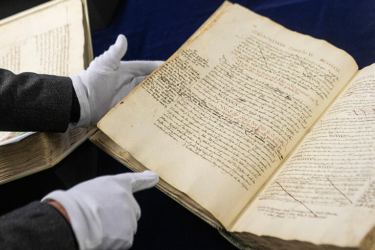 Das 'Arbeitsexemplar' von Lorenz Fries: In dieser Entwurfsfassung seiner Chronik änderte, strich und korrigierte der Sekretär und Archivar. Die Randglossen sind aus seiner Hand (UB Würzburg M.ch.f. 298). Das 'Arbeitsexemplar' von Lorenz Fries: In dieser Entwurfsfassung seiner Chronik änderte, strich und korrigierte der Sekretär und Archivar. Die Randglossen sind aus seiner Hand (UB Würzburg M.ch.f. 298).