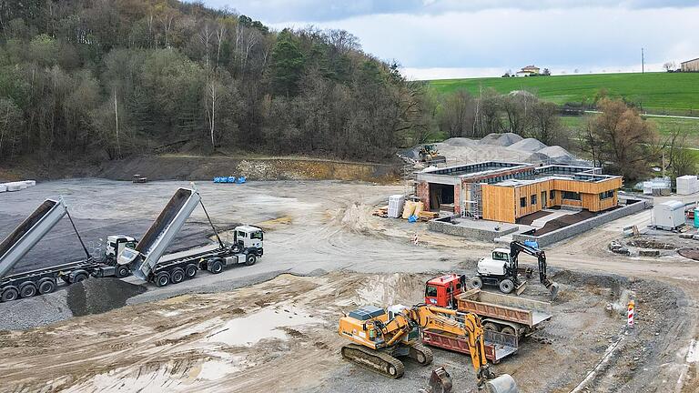 Es wird noch kräftig gebaut am neuen Seger-Standort in Holzhausen.       -  Es wird noch kräftig gebaut am neuen Seger-Standort in Holzhausen.