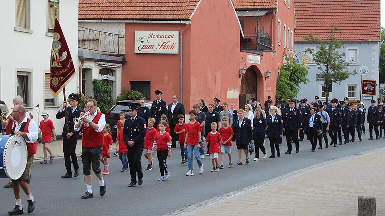 150-jähriges Jubiläum feierte am Samstag die Großlangheimer Feuerwehr. Nach dem Gottesdienst in der Pfarrkirche ging der Zug zurück zum Feuerwehrgerätehaus, mit der Kinderfeuerwehr an der Spitze. 150-jähriges Jubiläum feierte am Samstag die Großlangheimer Feuerwehr. Nach dem Gottesdienst in der Pfarrkirche ging der Zug zurück zum Feuerwehrgerätehaus, mit der Kinderfeuerwehr an der Spitze.